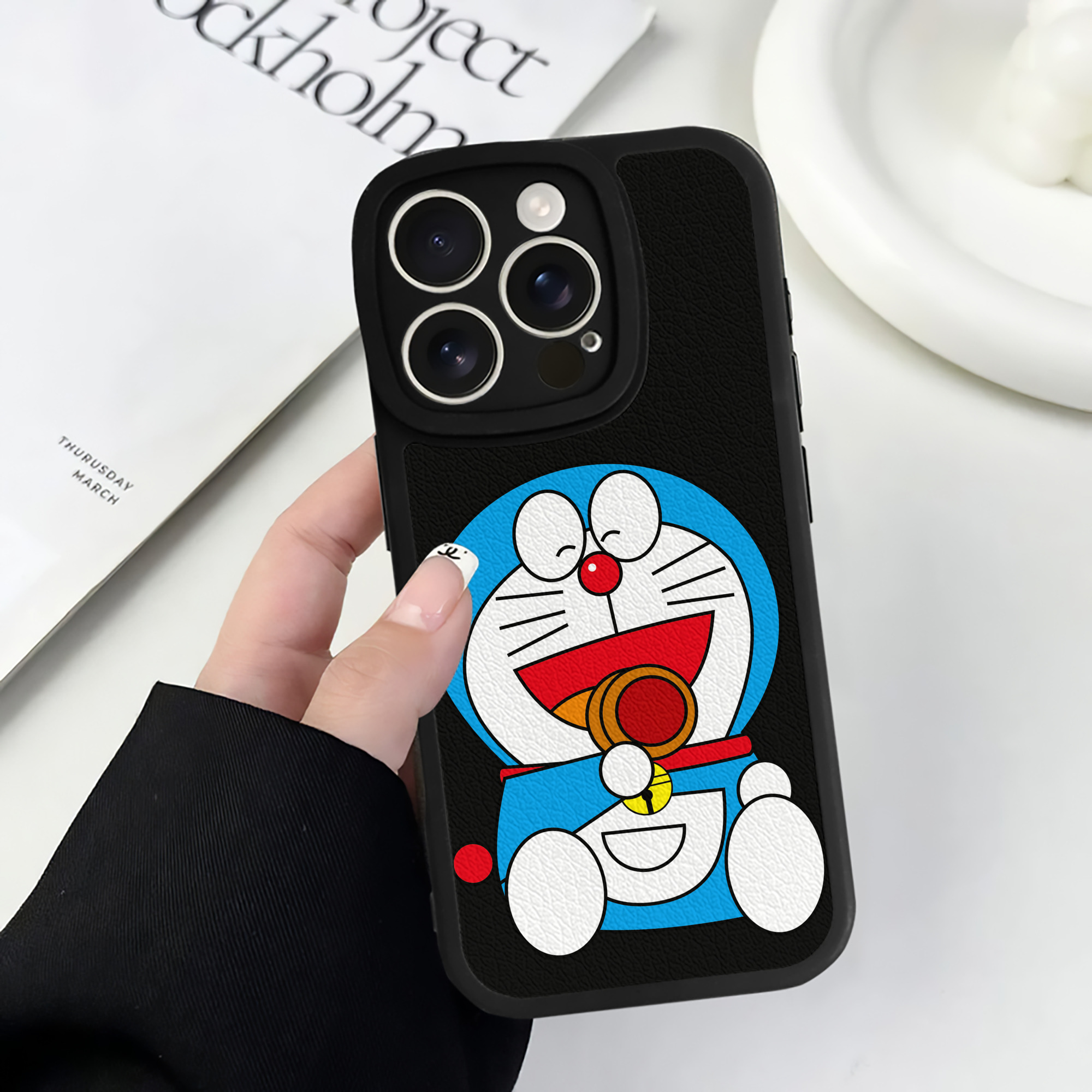 （画像用） ドラえもん Doraemon 【iPhone 16シリーズ対応】シリコンスマホケース（レザー調） 材質：シリコン